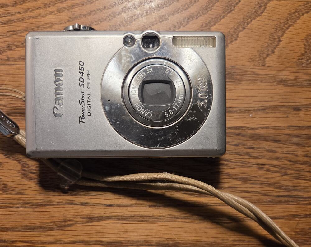 Canon PowerShot SD450 Digital ELPH 5.0MP Camera - For Parts / Broken Screen
